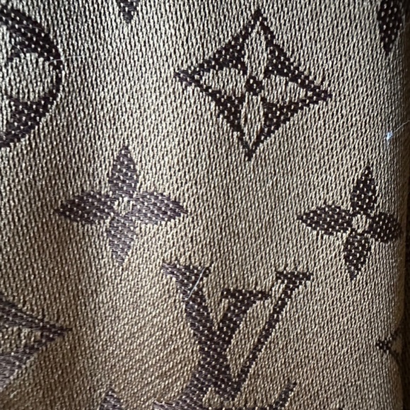 LOUIS VUITTON Monogram Classic Shawl - NEW - Picture 7 of 16